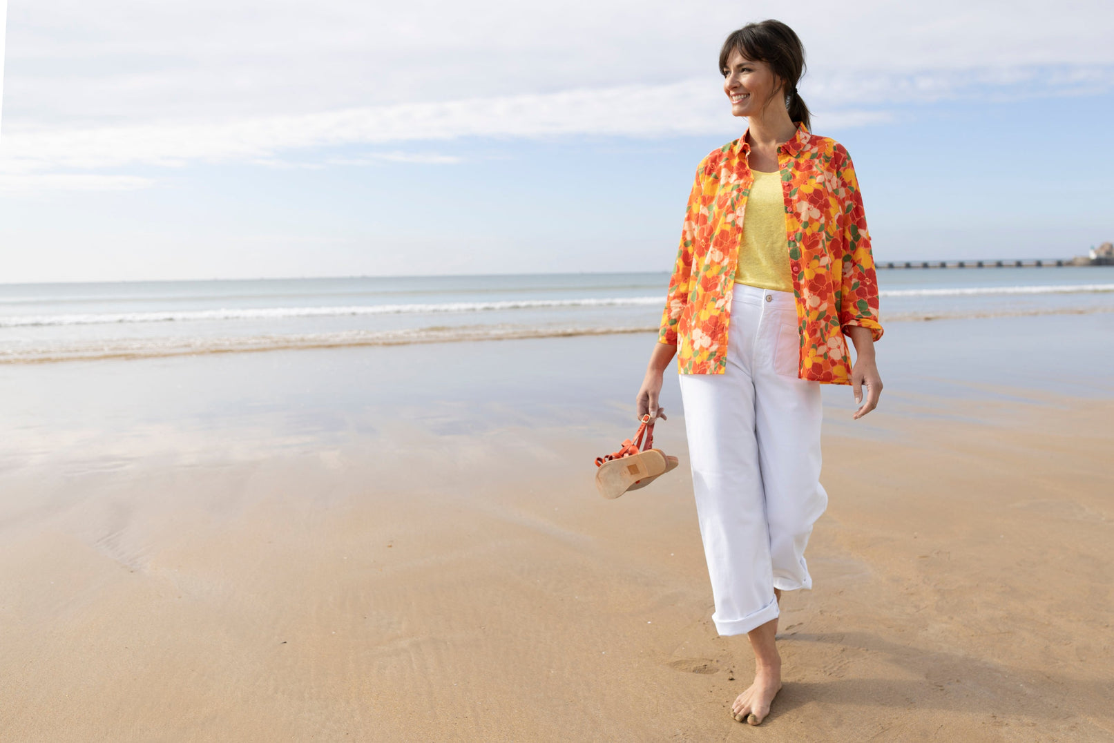femme marchant sur la plage 