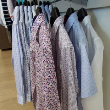 chemises sur mesure sur cintres