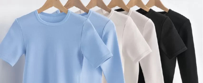 sous vetements positionnés sur des cintres 
