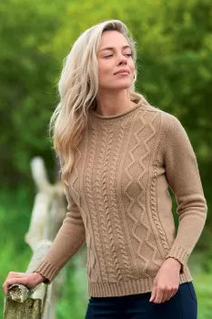 mannequin portant un pull en laine lambswool beige
