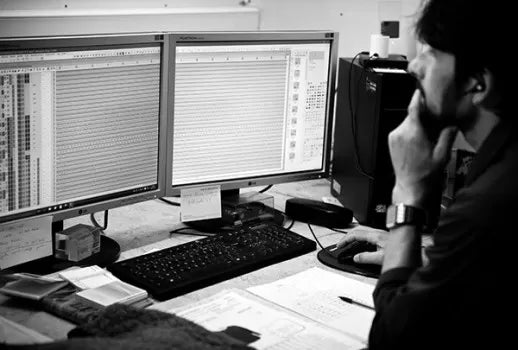 Jérome verifie sur son écran le programme lancer pour tricoter sur la machine