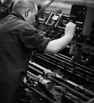homme qui fait fonctionner une machine à tricoter bentley cotton