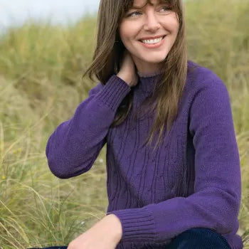 femme avec un pull en laine violet