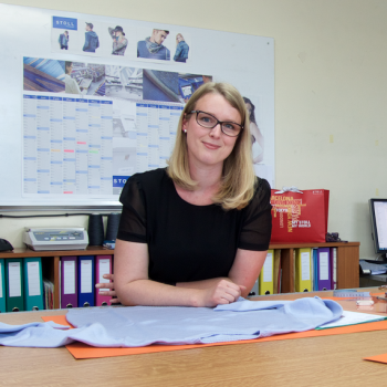 Mélanie, modéliste et styliste chez B. Solfin