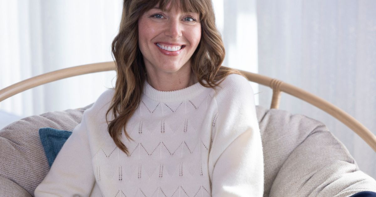 femme assise avec un pull blanc en 100% laine blanc