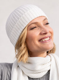 Détail de la maille du bonnet blanc en laine mérinos