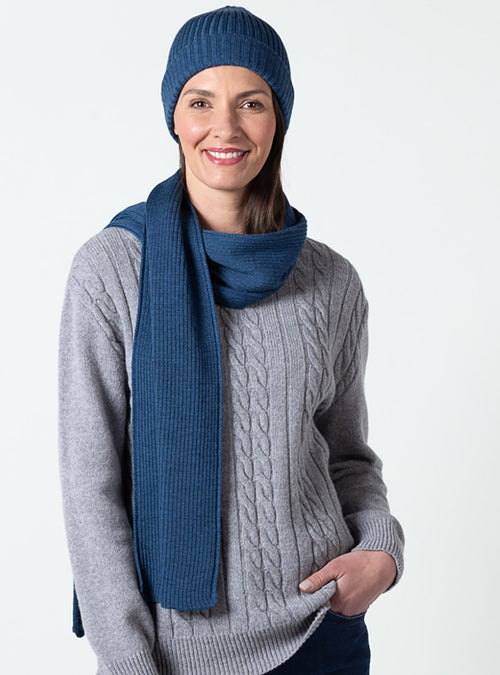 Bonnet bleu de Prusse avec écharpe assortie en laine mérinos