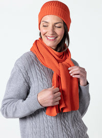 Bonnet orange fruité en laine mérinos porté par une femme