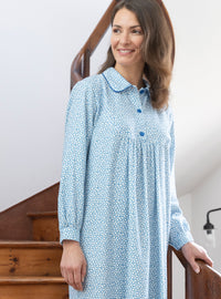 Chemise de nuit femme imprimés fleuris en coton pétales bleues