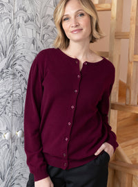 Femme portant un cardigan rouge grenat en cachemire, vue de face, légèrement ouverte