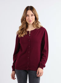 Femme portant un cardigan rouge grenat en cachemire, vue de face, légèrement ouverte