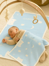 plaid bébé motif chats laine bleu pastel fabriqué en France