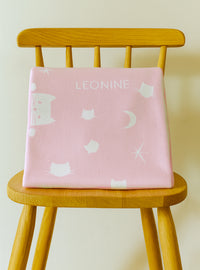 plaid bébé motif chats laine rose poudré fabriqué en France