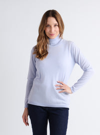 Pull col roulé femme en laine mérinos bleu ciel léger – vue de face