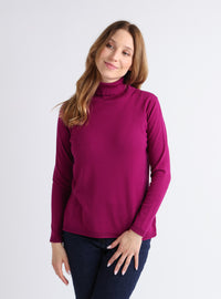 Femme portant un pull col roulé en laine violet améthyste, vue de face