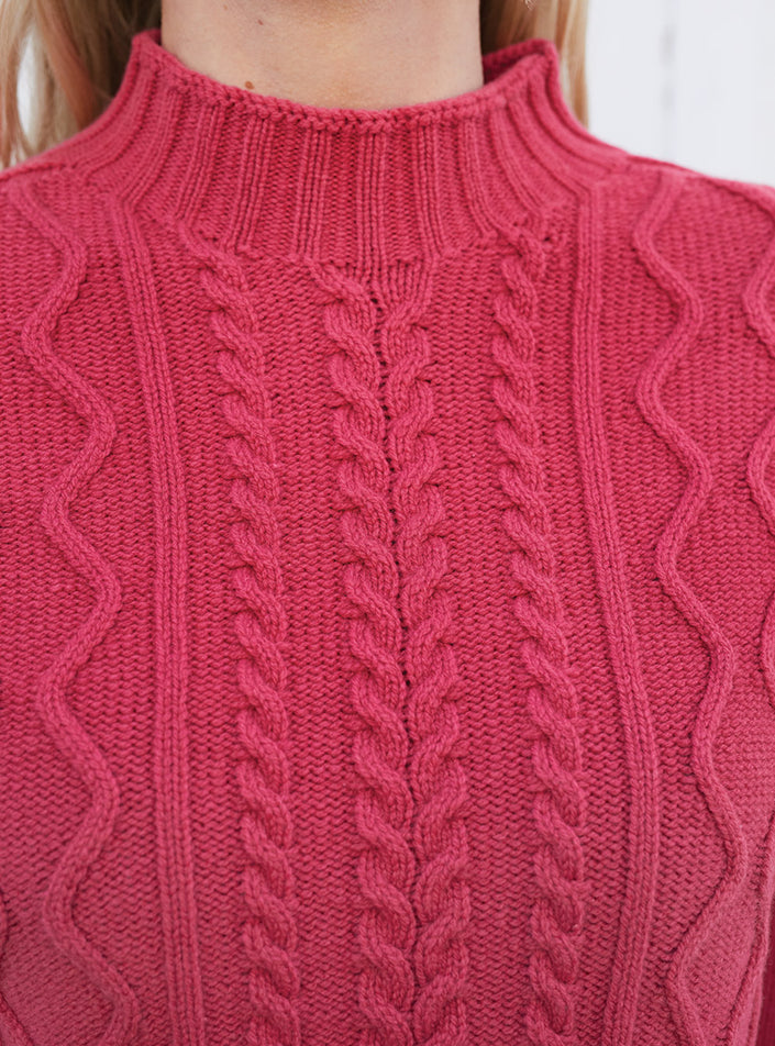 Détail torsades pull rouge praline en laine lambswool