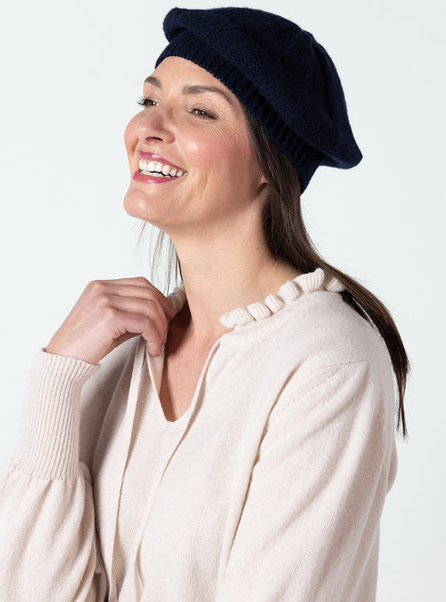 béret  bleu marine laine porté par une femme