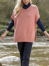 Cape femme laine recyclée rose macaron fabriquée en France