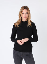 Femme portant un pull col cheminée en laine mérinos noir, vue de face