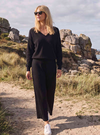 Pull col v laine mérinos noir Aglaé