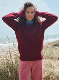 silhouette dynamique du pull anna rouge terre mouline