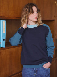 Silhouette contemporaine en pull bleu foncé