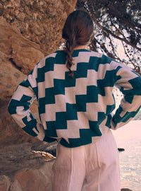 Pull angèle vert paon et blanc naturel en laine vue de dos