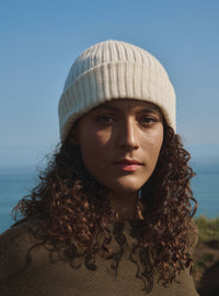 Bonnet ambre blanc naturel avec un pull col v en laine