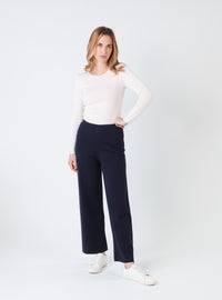 Pantalon femme en laine mérinos bleu marine vu de face porté avec pull clair