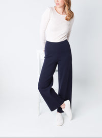 Pantalon laine bleu marine femme porté en look décontracté assis