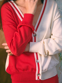 Zoom matière gilet bicolore rouge doux et blanc naturel en maille jersey en laine mérinos