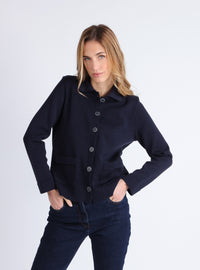 veste en laine mérinos bleu marine portée de face, col polo et boutons visibles