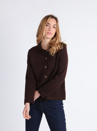 Femme portant une veste en laine mérinos marron chocolat, vue de face, boutons fermés