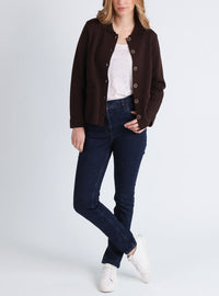 veste femme marron chocolat porté ouvert avec t-shirt blanc et jean