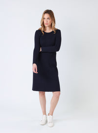 Robe en laine mérinos bleu marine portée de face par une femme