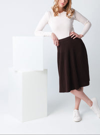 Jupe plissée femme laine mérinos Marron Chocolat – look porté