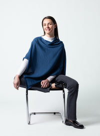 Poncho femme en laine fine mérinos bleu de Prusse