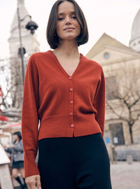 Gilet Carole marron noisette porté, coupe courte cintrée, maille fine