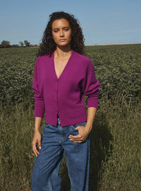 Gilet Carole violet digital porté, maille laine et cachemire, coupe courte cintrée