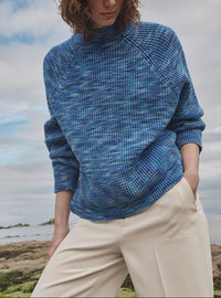 Look femme pull bleu pixel, texture mohair, silhouette cocooning