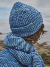 Écharpe bleu pixels portée autour du cou