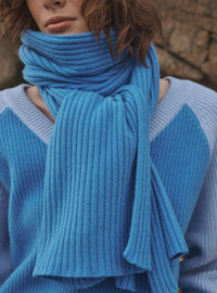 Détail du tricot sur l’écharpe Colette bleu infini