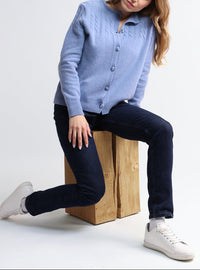 Cardigan mérinos bleu chiné – pose décontractée mettant en valeur la maille