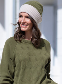 Bonnet femme bicolore kaki clair et crème en laine mérinos et cachemire