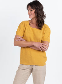 pull-femme-encolure-carree-jaune-safran