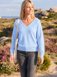 Pull femme col V Aglaé en laine merinos bleu ciel léger